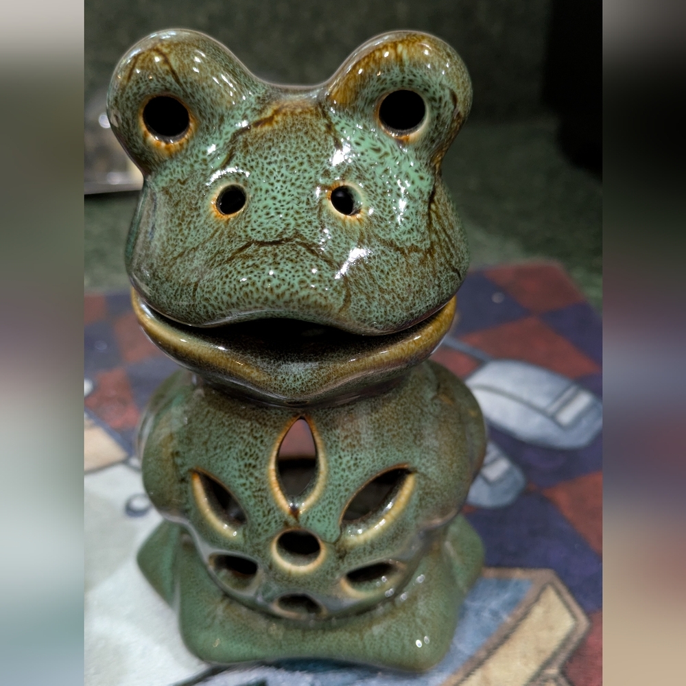 GANZ Green Frog Votive Candles and Scented Oils Burner.